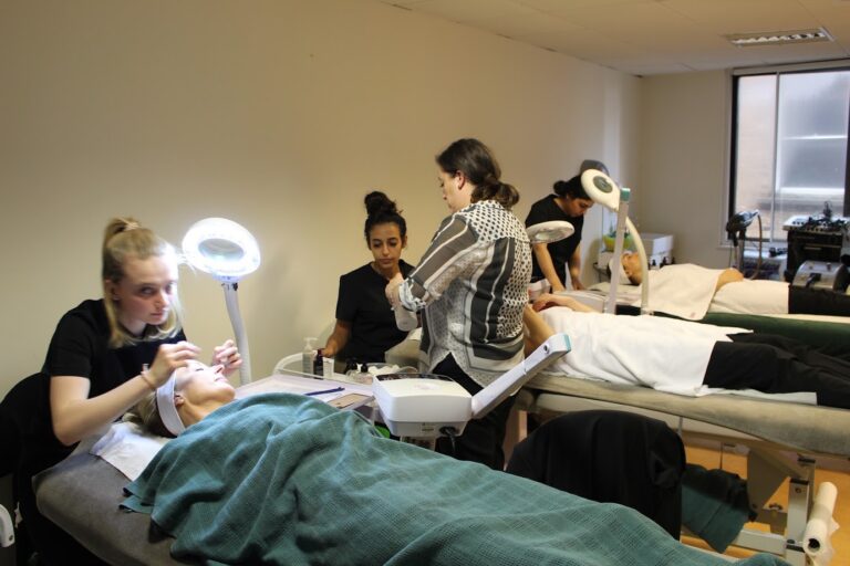How to Choose Among Makeup Schools in Portland, Oregon for a Professional Career